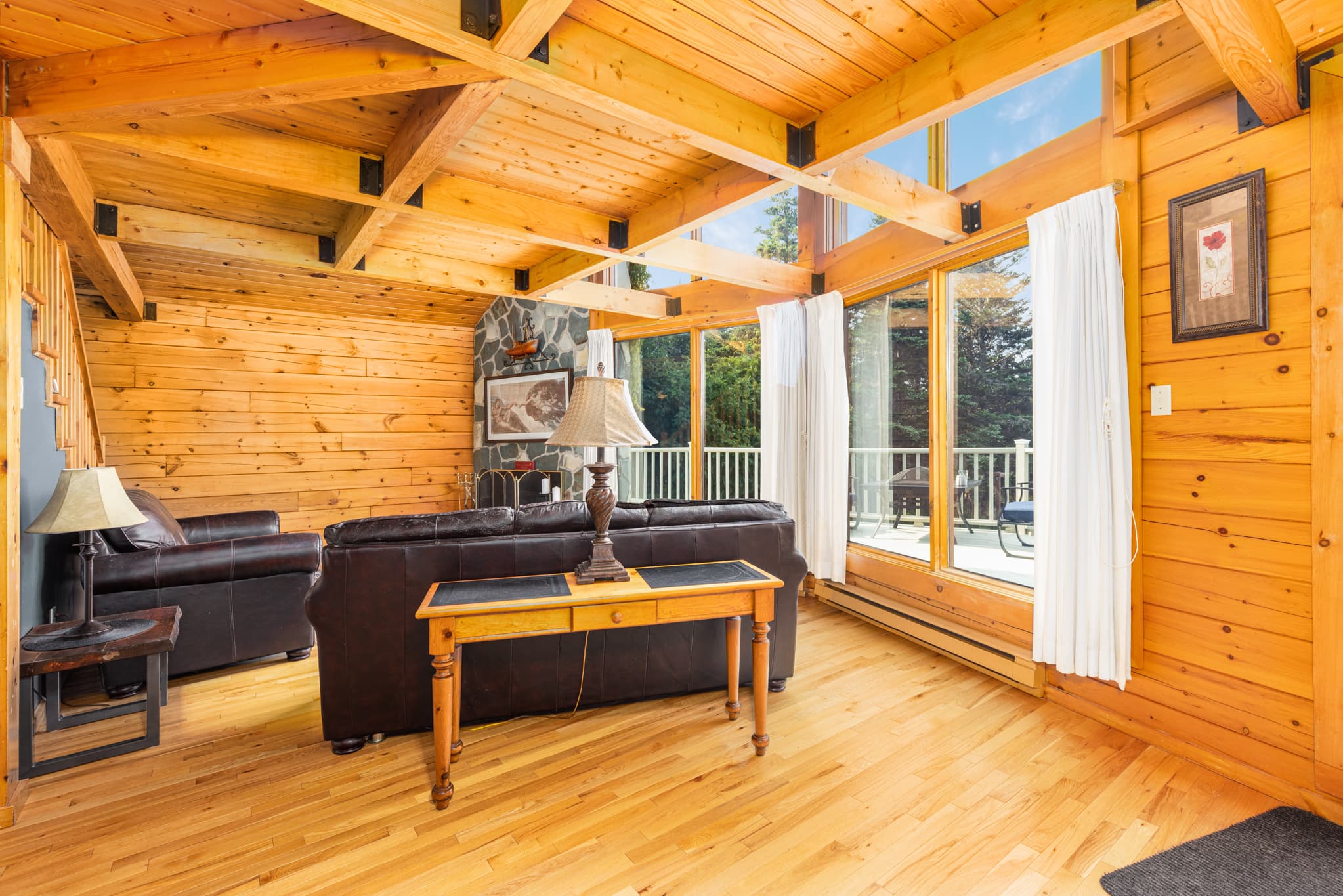 Wrap-around deck with sea view